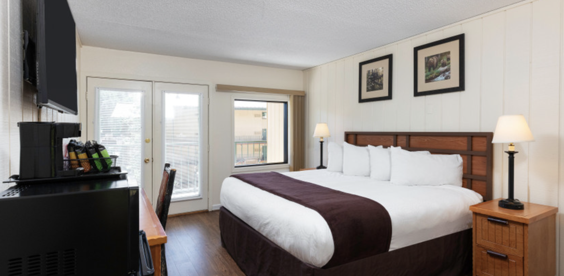Signature King Guestroom at River Terrace Resort and Convention Center